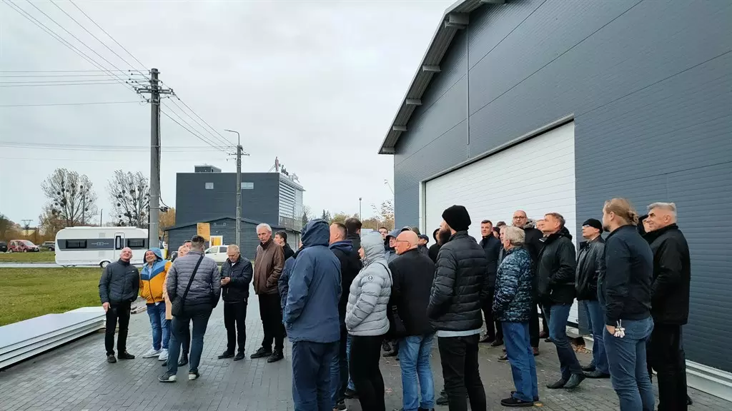 Uczestnicy oglądają poligon szkoleniowy do prac PPN na liniiach nN