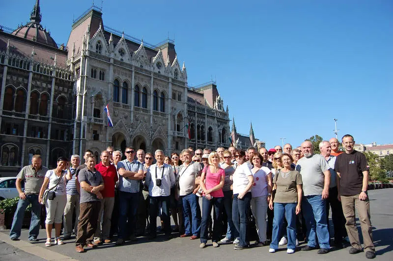 Uczestnicy wycieczki przed Parlamentem w Budapeszcie