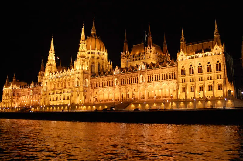 Parlament nocą (Peszt nowsza część miasta Budapeszt)