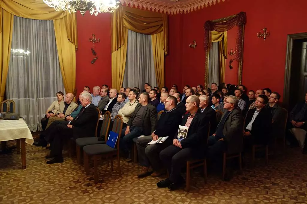 Uczestnicy podczas spotkania w sali konferencyjnej w Bałoszycach koło Susza