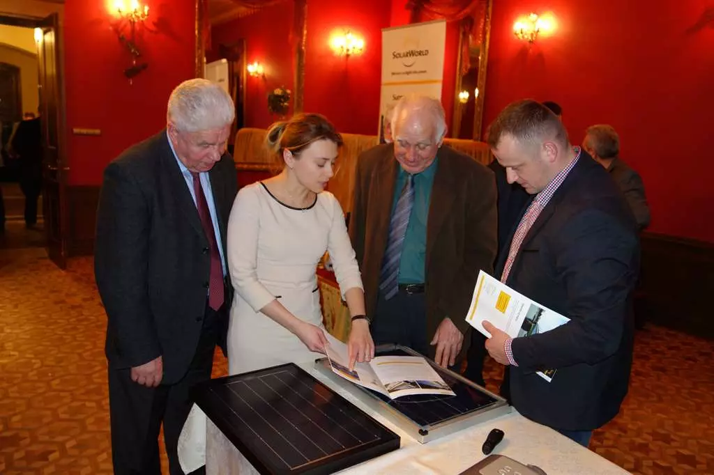 Pani Jolanta Karsten prezentuje panele fotowoltaiczne firmy SOLARWORD AG