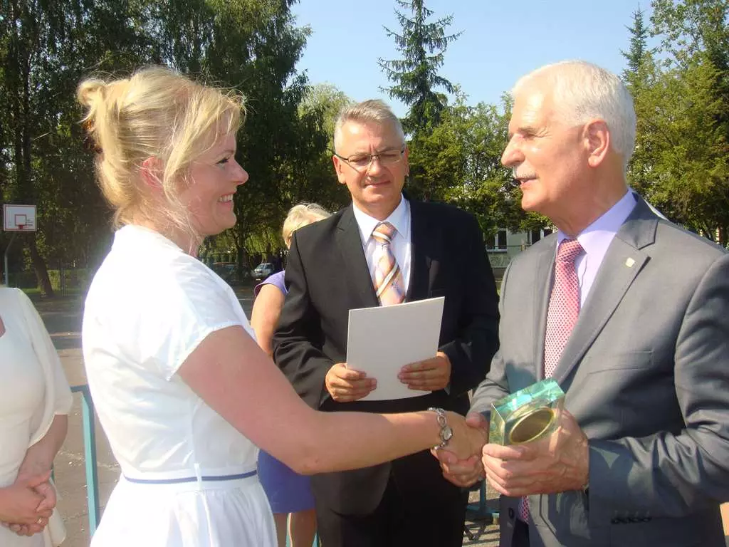 Foto 2 Od lewej Pani Dyrektor ZSM-E w Olsztynie mgr Ewa Kaliszuk, Prezes Oddziału Olsztyńskiego SEP mgr inż. Wiesław Stankiewicz i Prezes ZG SEP dr inż. Piotr Szymczak