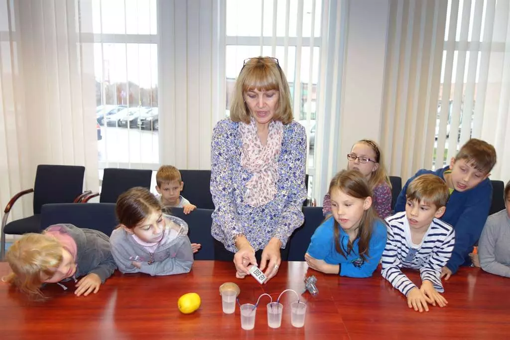 Uczniowie ze Szkoły Podstawowej nr 2 w Olsztynie biorący udział w doświadczeniach