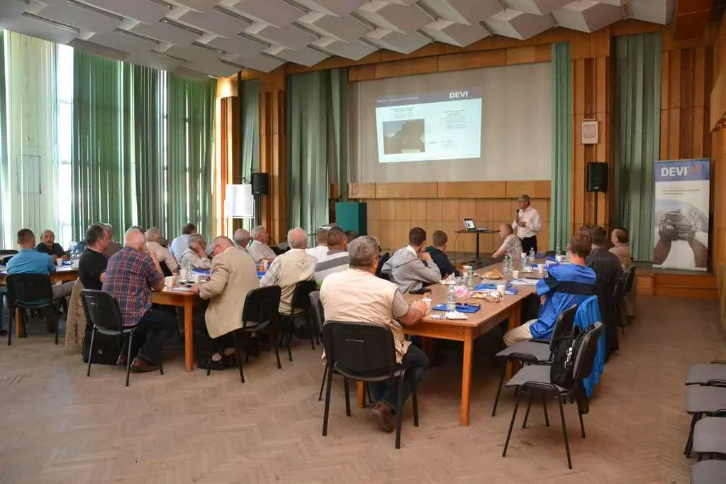 Uczestnicy podczas spotkania w sali konferencyjnej NOT w Olsztynie
