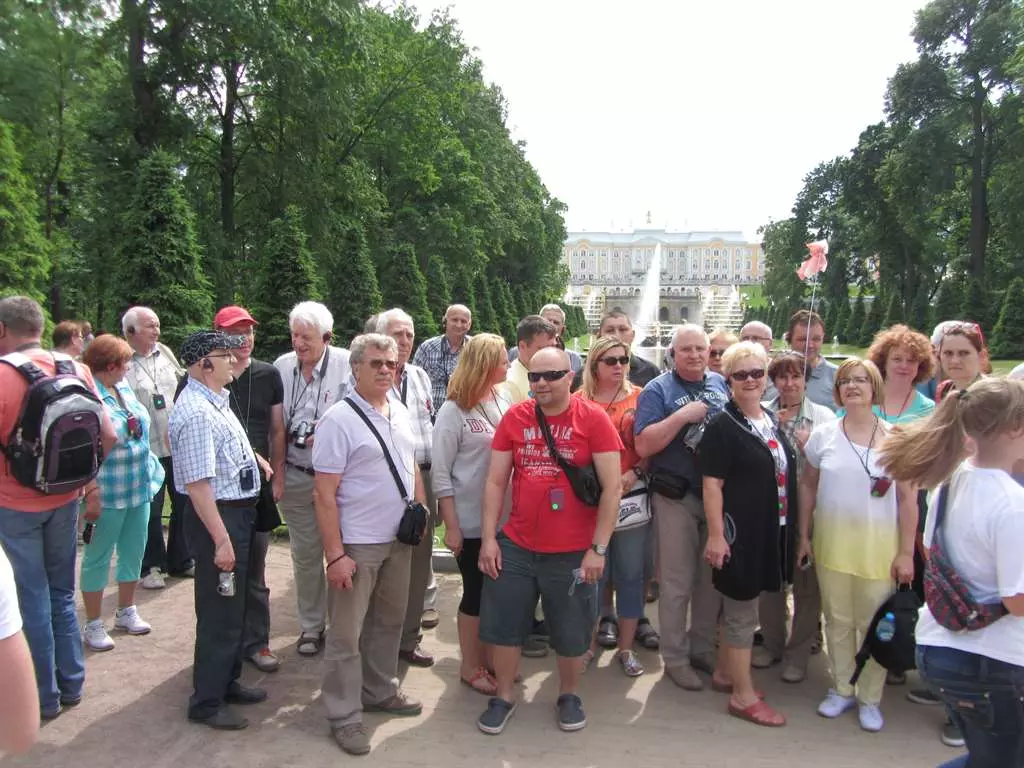 Uczestnicy wycieczki SEP w letniej rezydencji cara Piotra I w Peterhof