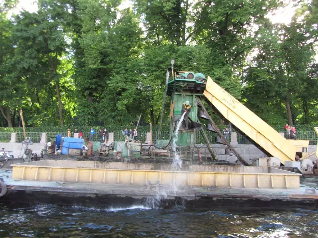 Barka oczyszczająca dno rzeki Fontanki w Petersburgu
