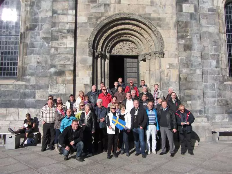 Uczestnicy wycieczki przed romańską katedrą w Lund