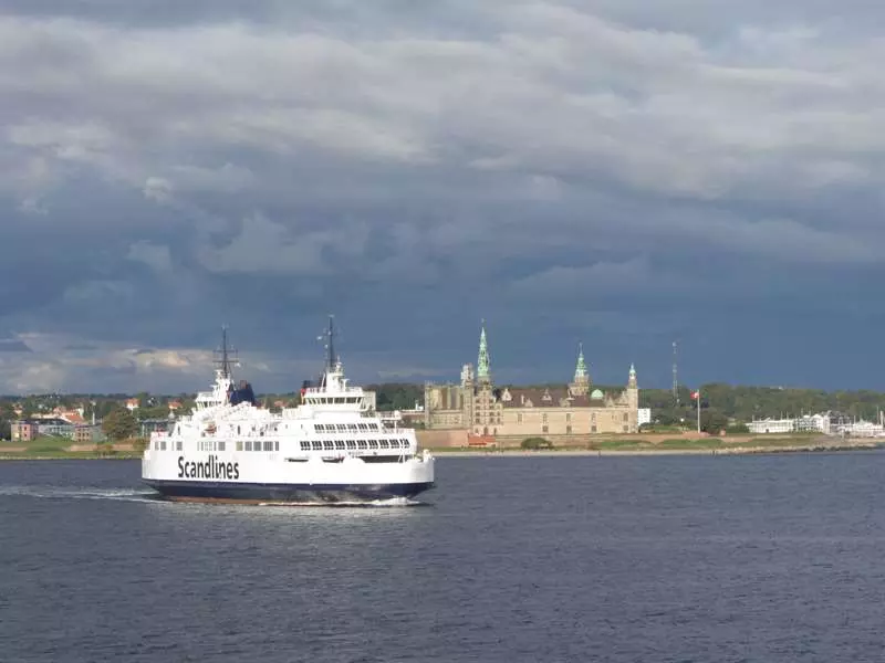 Zamek Hamleta z dramatu Szekspira oraz prom pływający przez cieśninę Sund pomiędzy Szwecją a Danią