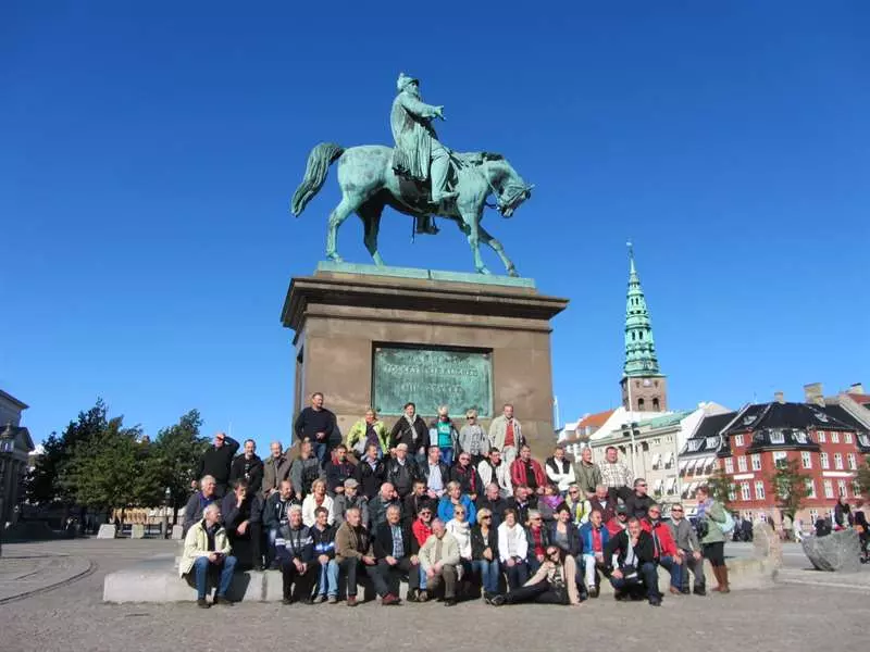 Uczestnicy wycieczki przed pomnikiem króla Fryderyka VII przed Pałacem Christiansborg w Kopenhadze