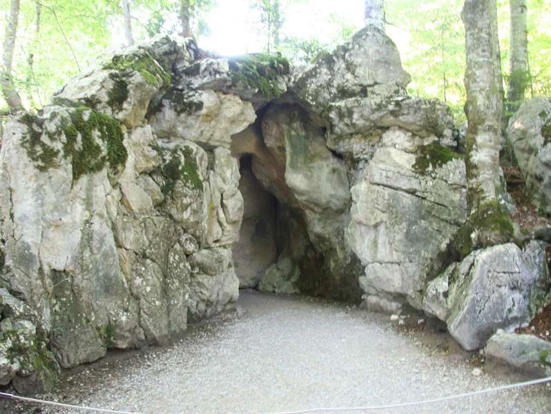 Jaskinia niedaleko zamku Linderhof, która jako pierwsza w Bawarii miała oświetlenie elektryczne
