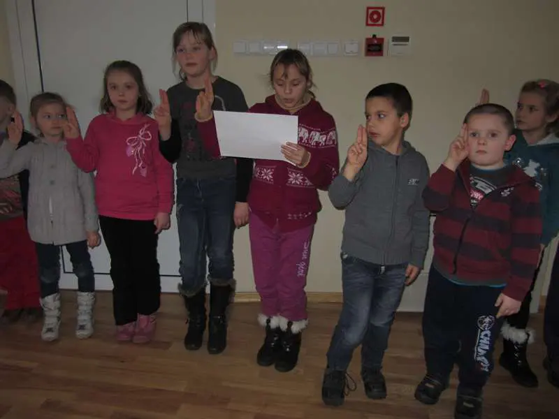 Dzieci ze Szkoły Filjalnej we Frączkach składają przysięgę