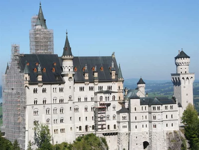 Zamek Neuschwanstein - najpopularniejszy zamek Ludwika II, symbol zamków bawarskich, często kojarzonym z logo wytwórni filmowej Walta Disney'a.