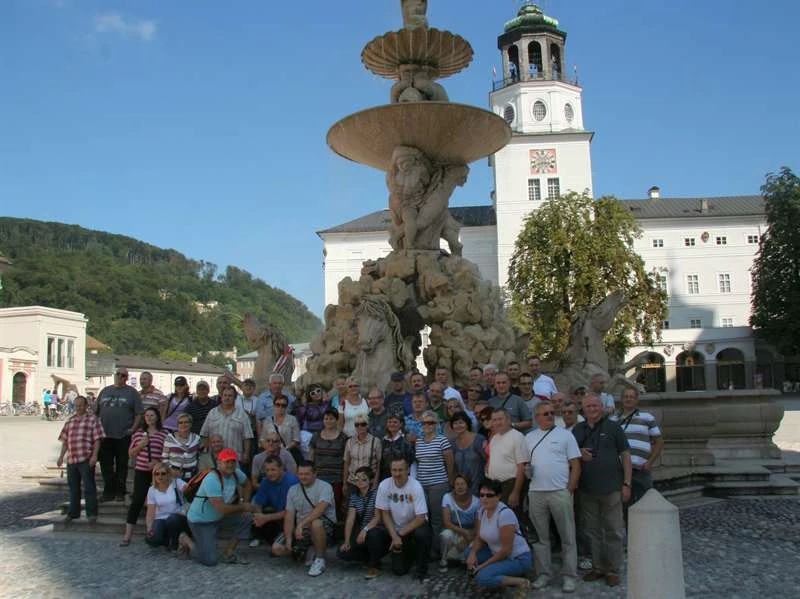 Uczestnicy wycieczki na Placu Rezydencji w Salzburgu przed fontanną wykonaną prawdopodobnie przez Tommaso di Garona