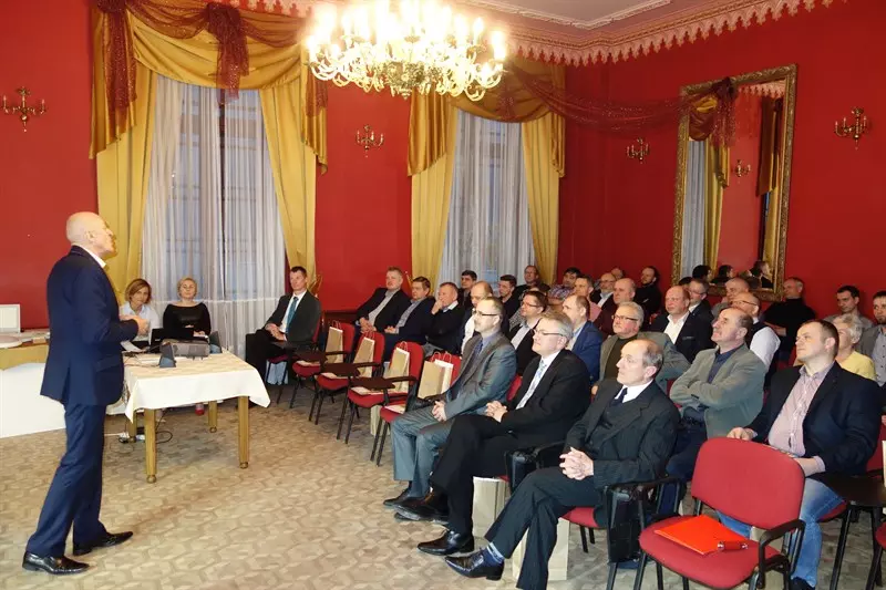 Uczestnicy podczas spotkania w sali konferencyjnej w Bałoszycach koło Susza