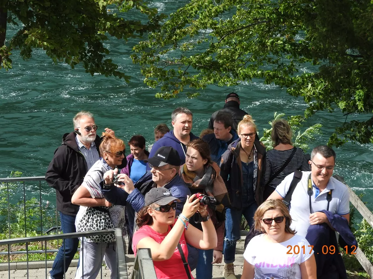 Uczestnicy przy największym w Europie wodospadzie Rheinfall