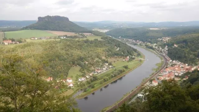 Widok z Twierdzy Königstein na zakole rzeki Łaby