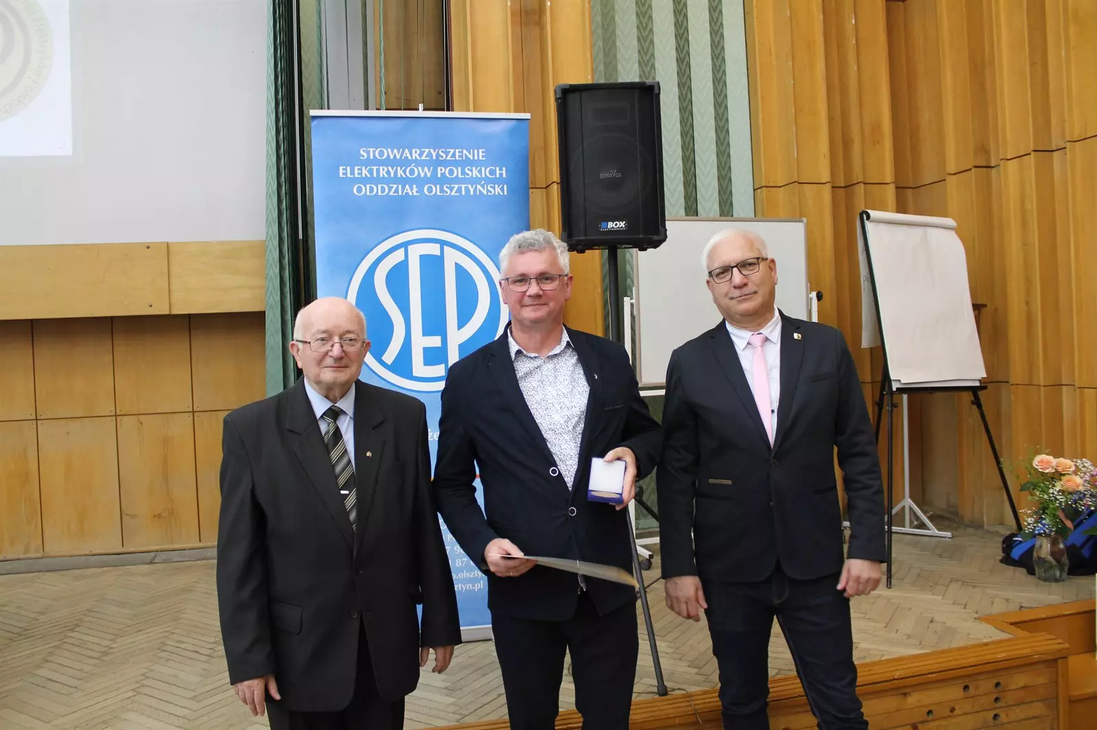 Kol. Jarosław Pankowski odbiera Medal im. prof. Stanisława Fryzego