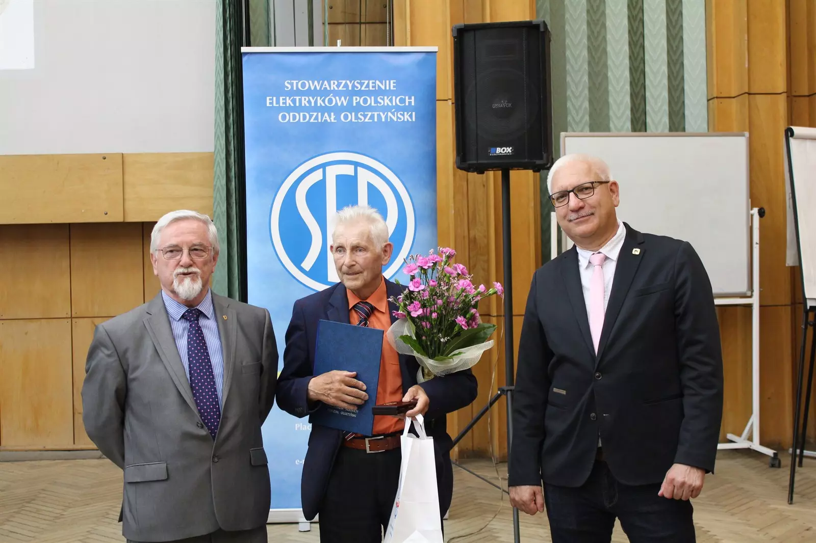 Kol. Lech Perczyński odbiera medal 75-lecia SEP i list gratulacyjny