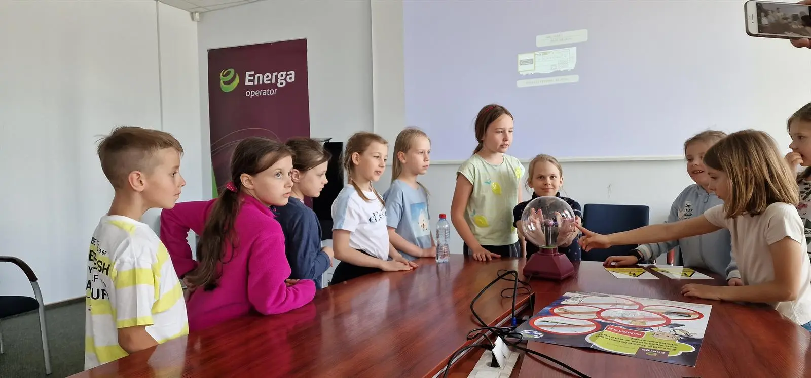 Uczniowie ze Szkoły Podstawowej nr 29 im. Jana Liszewskiego w Olsztynie podczas doświadczenia