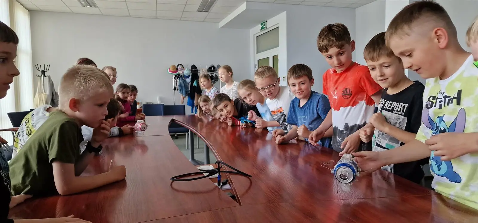 Uczniowie ze Szkoły Podstawowej nr 29 im. Jana Liszewskiego w Olsztynie podczas doświadczenia