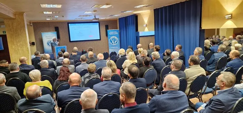 Uczestnicy podczas prezentacji Prezesa Oddziału Olsztyńskiego SEP kol. Jarosława Kantela