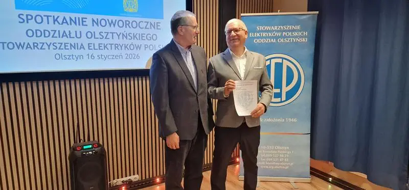 Od lewej wiceprezes kol. Witold Rozłucki wręcza podziękowanie Prezesowi Oddziału kol. Jarosławowi Kantelowi